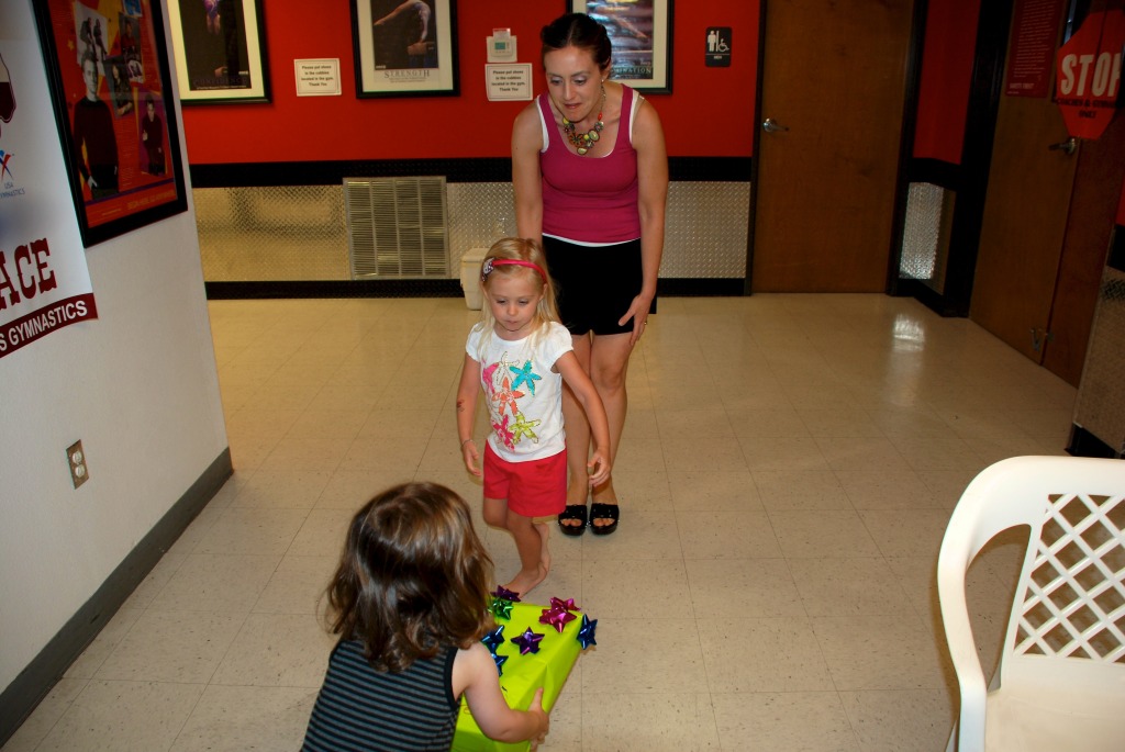2012/05(May)/Sydney's Gymnastics 4th BD/2012-05-20-Sydney's 4th BD-01.jpg